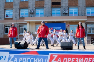 Митинг в честь восьмой годовщины присоединения Крыма. «Za Мир», «Za Россию», «Za президента».